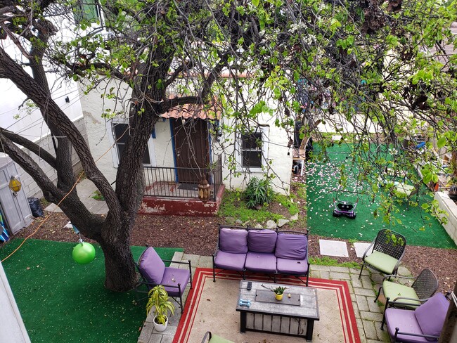 Yard & Seating - 613 Broadway St Apartments