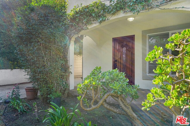 Photo - 743 N Las Palmas Ave