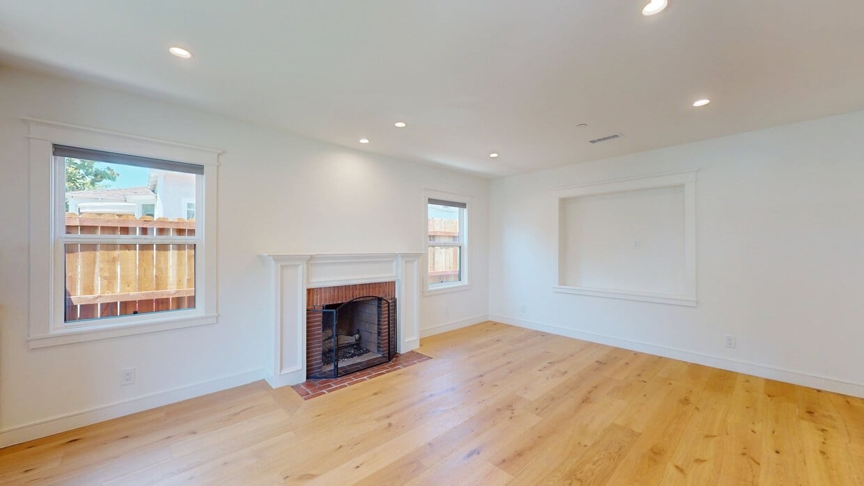 3D Tour - 420 N Frederic St House