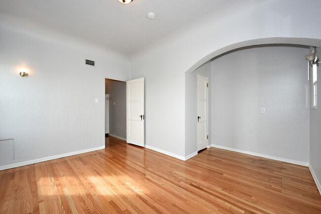 Photo - 1252 N Mariposa Ave