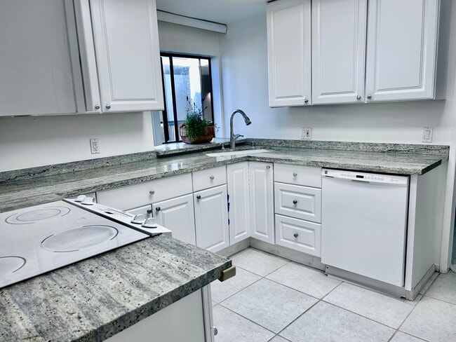 Building Photo - 7550 Eads Ave Unit 7550 Eads Avenue #203