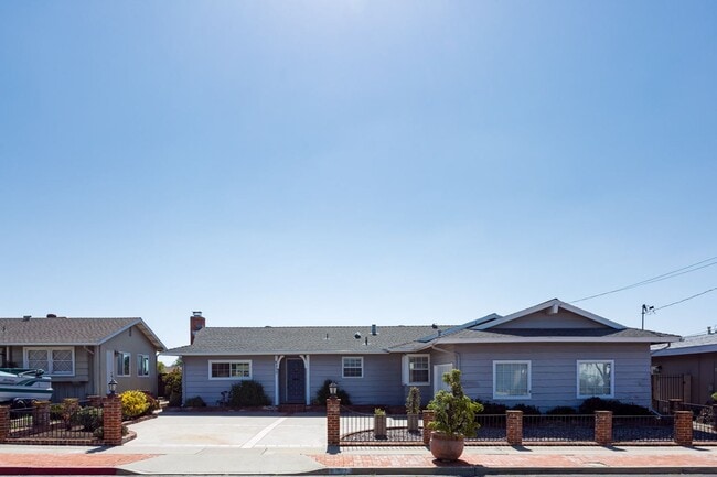 Building Photo - La Mesa Charmer with Mount Helix Views!