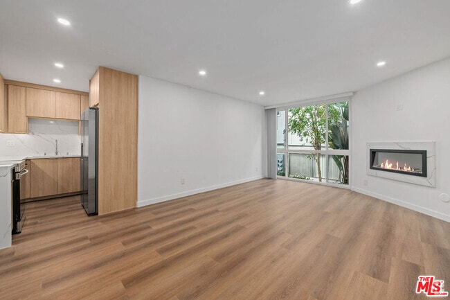 Building Photo - 2447 Beachwood Dr Unit 2 Rental