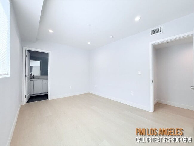 Building Photo - 206 E 87th St