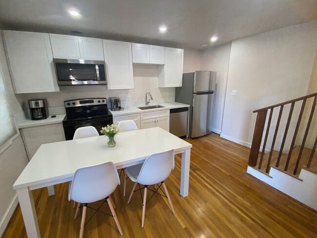 Building Photo - Modern Townhome with Gorgeous City Views – Prime Thousand Oaks Locati