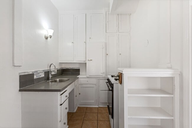 Building Photo - 21 Westminster Ave Unit 208