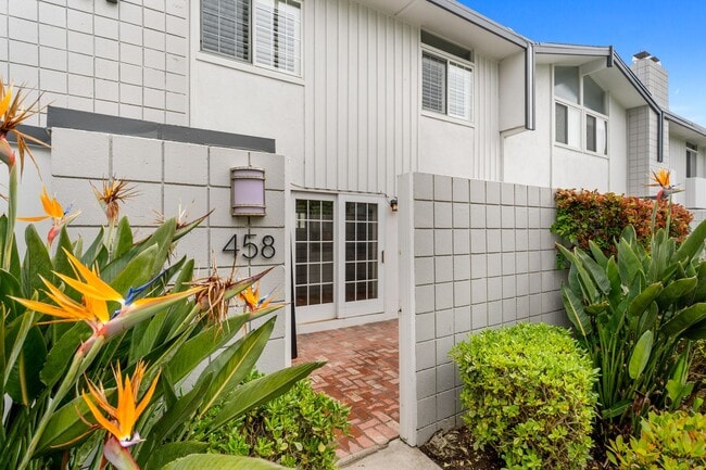 Upgraded 3 bed 2.5 bath Townhome in Newpor... - Upgraded 3 bed 2.5 bath Townhome in Newpor...
