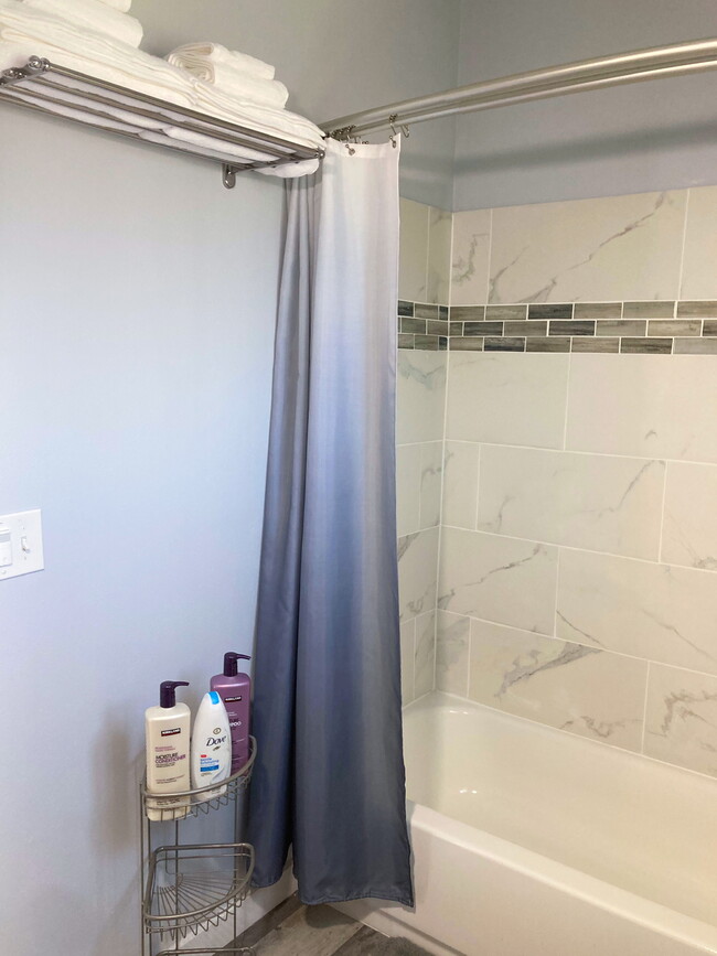 Full bathroom - 1026 W 168th St Unit 1024