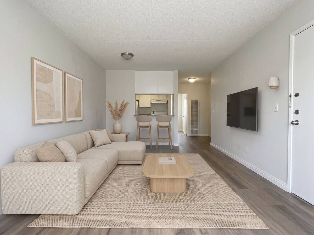 8240 Whitsett Ave - 8240 Whitsett Ave