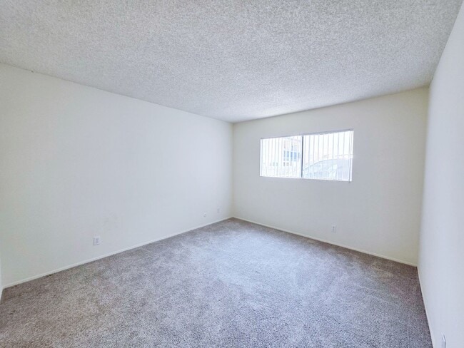 Photo - *OPEN HOUSE: 10/25 11:30AM-12:30PM* Remode... Unit 4120-C
