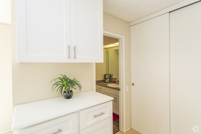1 BR, 1 BA - 618 SF - Park Bonita