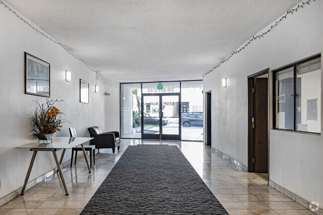 Lobby - 655 Kelton Ave
