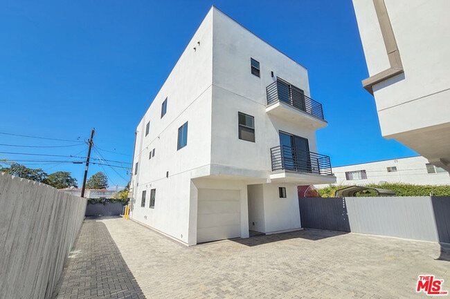 Photo - 1923 Carmona Ave