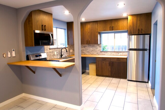 Building Photo - 3547 E Green St Unit B