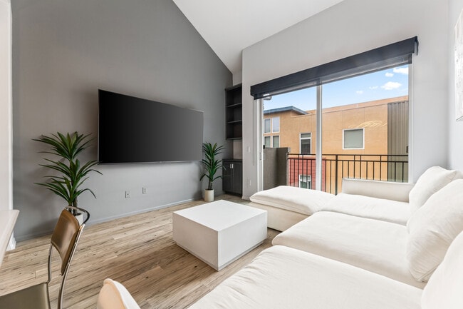 Building Photo - 4060 Glencoe Ave Unit 303