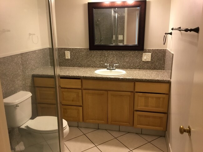 Bathroom - 1233 N Columbus Ave Unit 1C