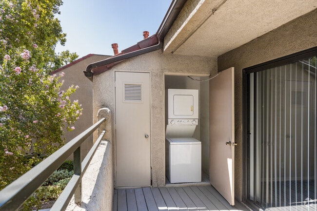 2BR, 2BA - 884 SF - The Highlands at Grand Terrace