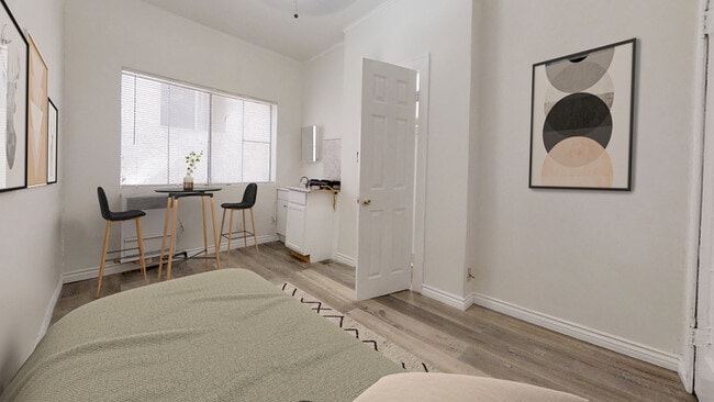 Photo - 647 W 18th St