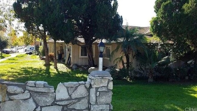 Photo - 1141 W D St Unit Downstair Apartment