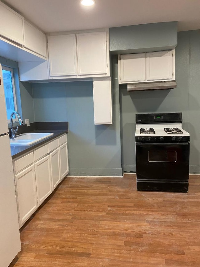 Kitchen - 1022 N Evergreen Ave