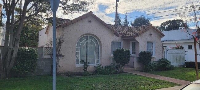 well-maintained grass area - 2360 Sonoma St