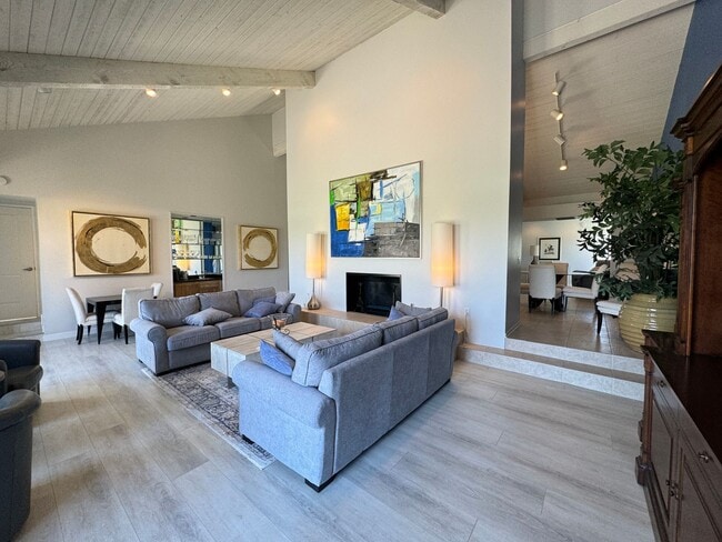 Building Photo - AVAILABLE NOW !! Charming 2 Bedroom/2 Bath in the Gated Community of Misson Hills!!