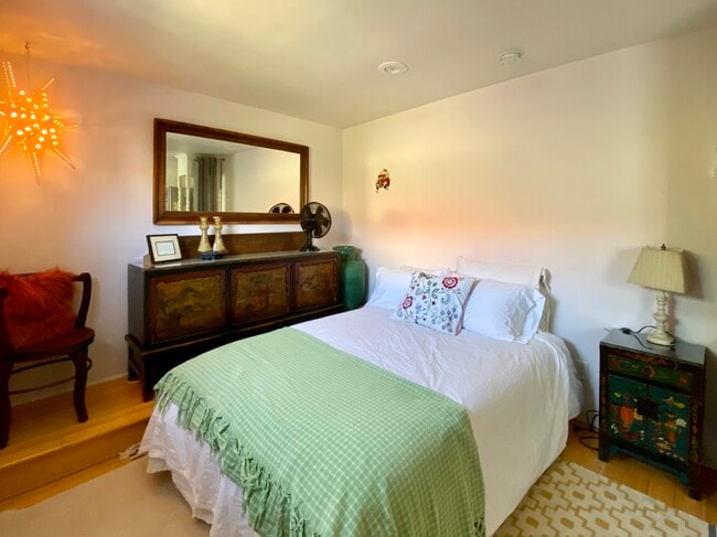 Building Photo - 1621 1/2 Grafton St Unit Little Apt