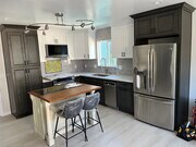 Modern Fully equipped Kitchen - 3231 Magnolia Ave House