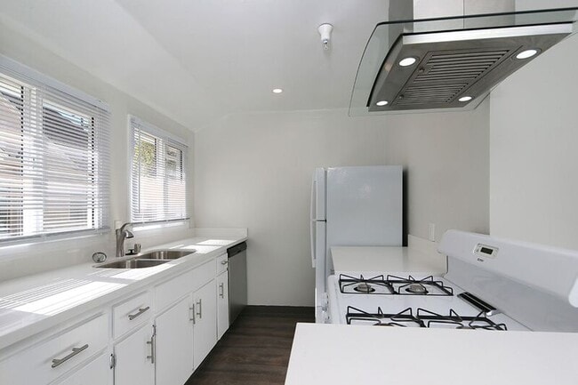 Photo - 10002 1/2 Pinewood Ave