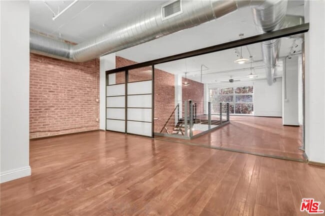 Building Photo - 510 S Hewitt St Unit 102