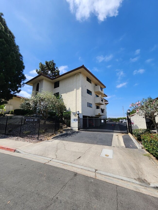 Photo - Completely Remodeled 3rd Floor Top Unit with Bay Views Unit 61