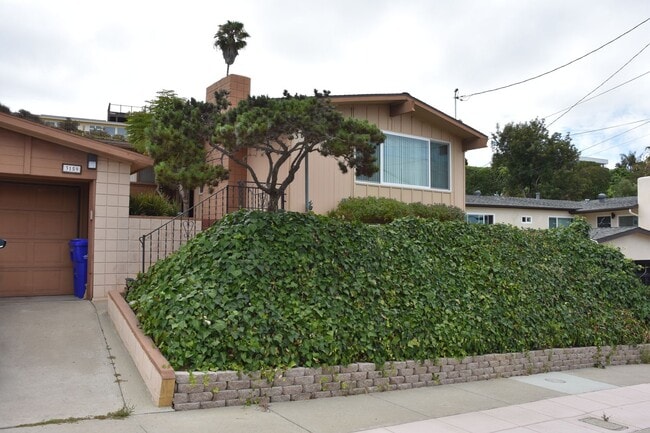 Building Photo - 4 Bedroom 2.5 Bathroom Home, Newly renovat...