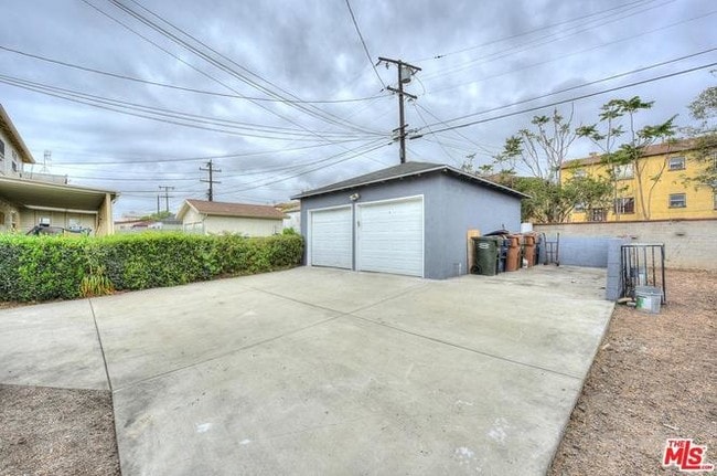 Garages - 2059 W 104th St Unit 2061