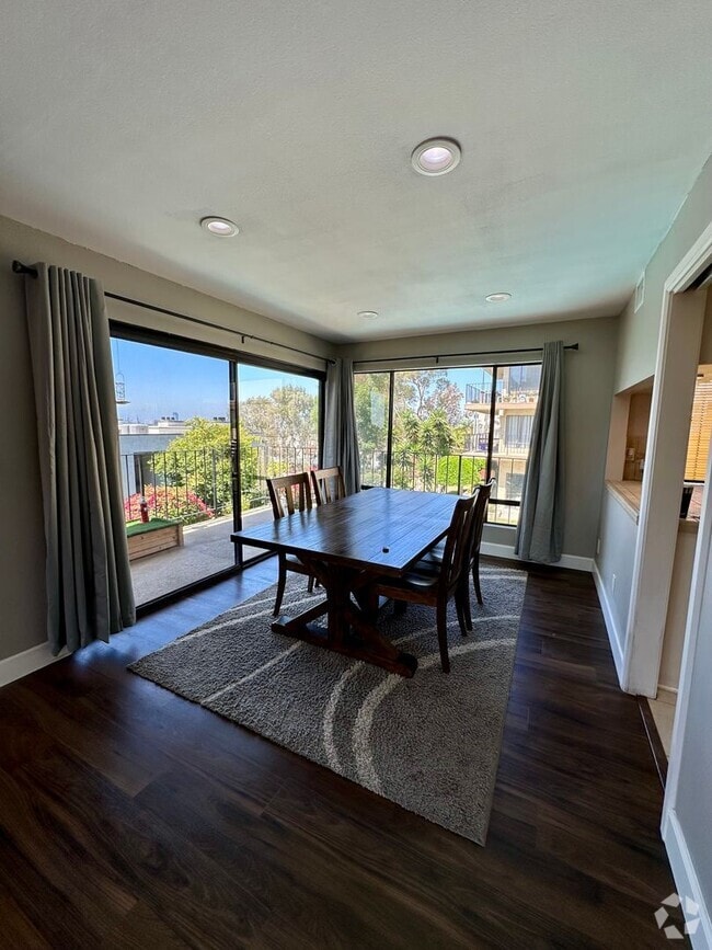 Building Photo - Huge 2 Bedroom 2 Bath Available For Immedi... Rental