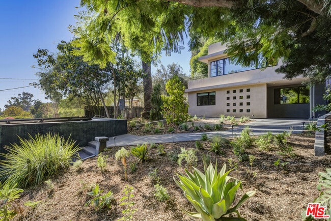 Photo - 1939 Lake Shore Ave