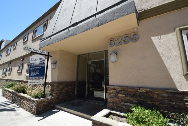 Building Photo - 5255 Blakeslee Ave Rental
