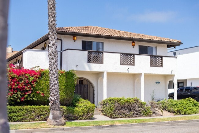 Building Photo - 2-Bedroom + 1 Bathroom Apartment | Dunes Place | Oxnard | Unfurnished