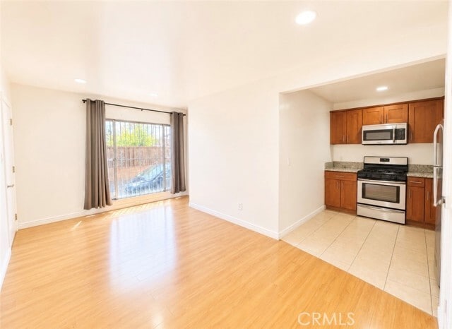 Building Photo - 1372 W 36th St Unit 3