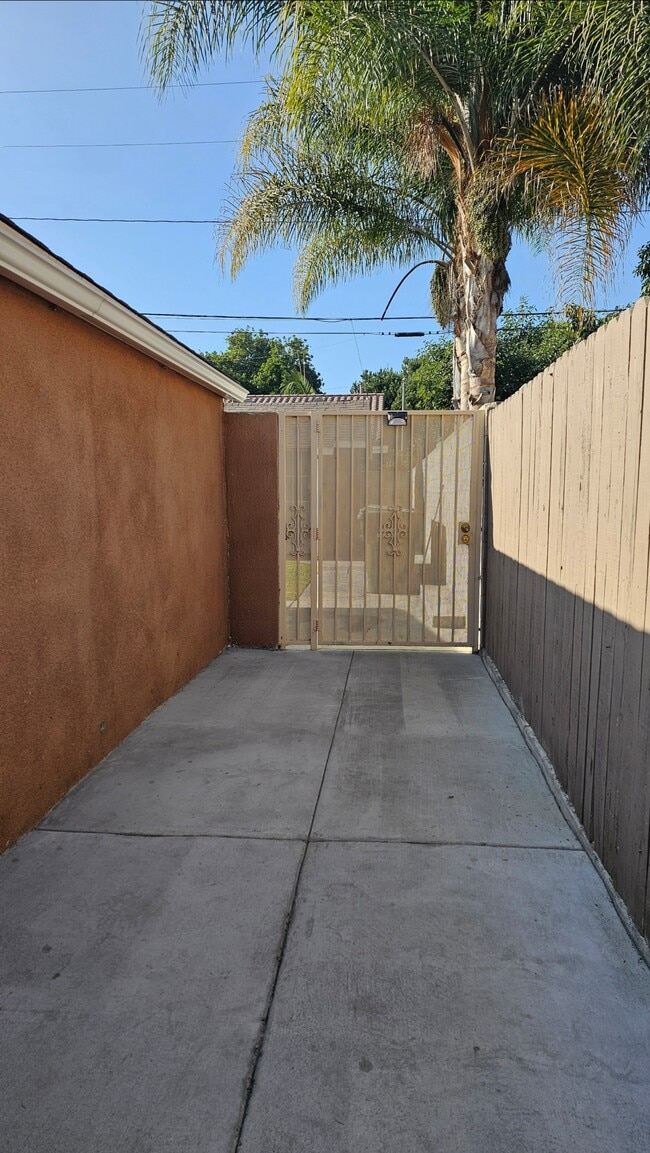 Side gate private entrance - 13939 Facade Ave Unit Studio