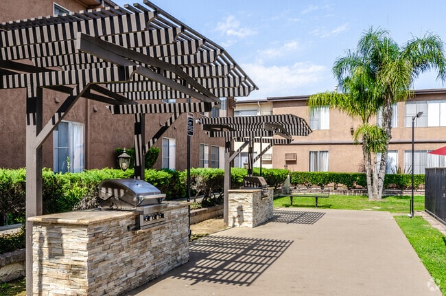 Grills - Sunset Pointe Apartments