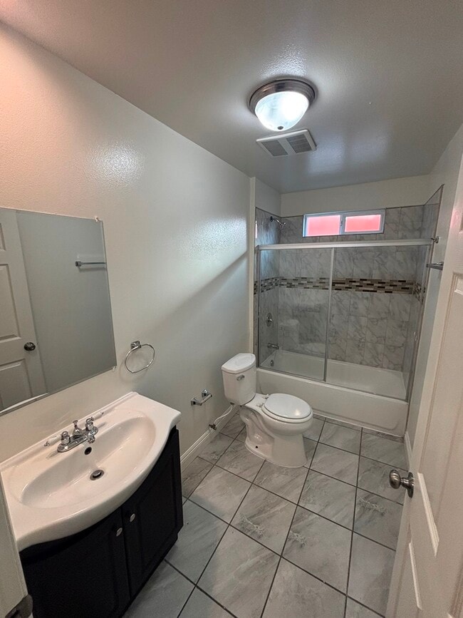 Photo - 1142 E 50th St