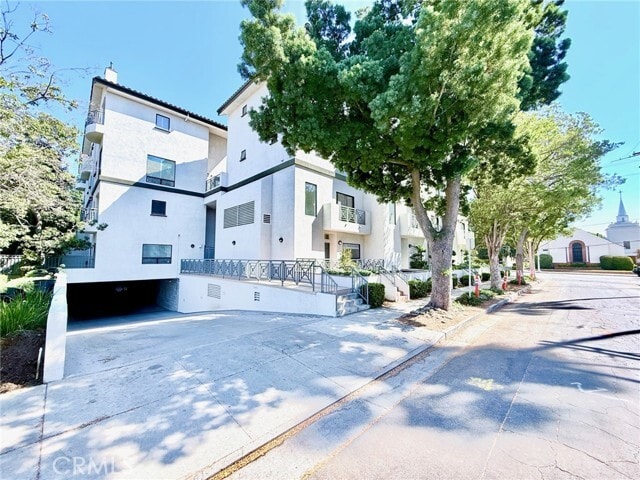Building Photo - 111 S Oak Knoll Ave Unit 108 Rental