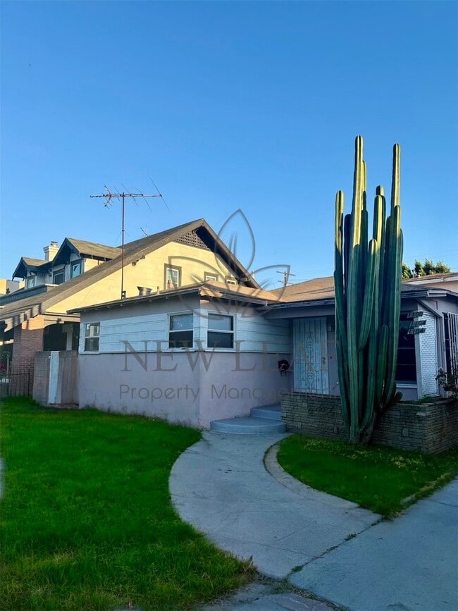 Building Photo - 1100 W 39th Pl Unit 1