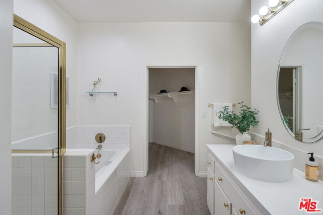 Master Bed Bathroom - 10604 Valley Spring Ln Condo Unit 104