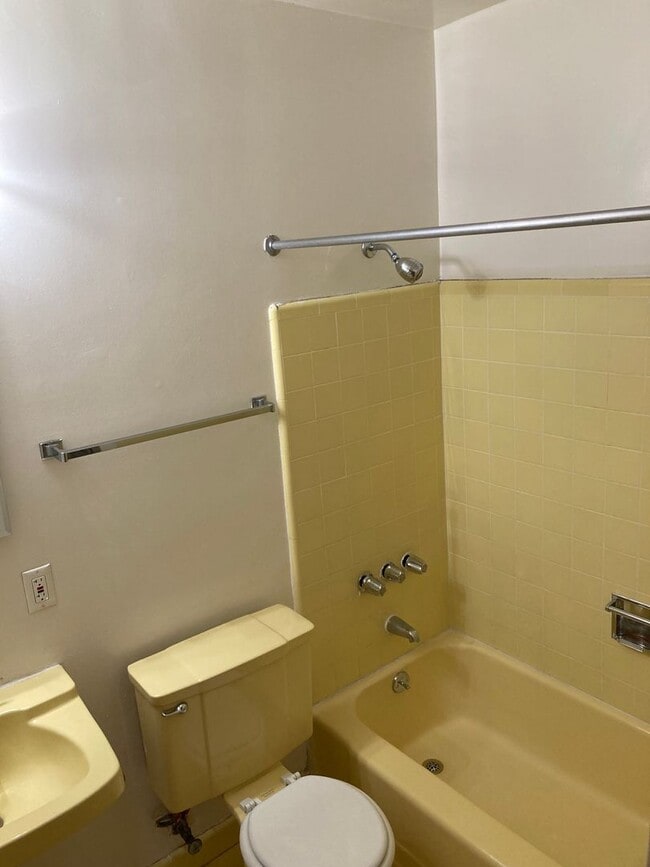 Photo - DOWNTOWN ONE BEDROOM CONDO IN GATED BUILDING