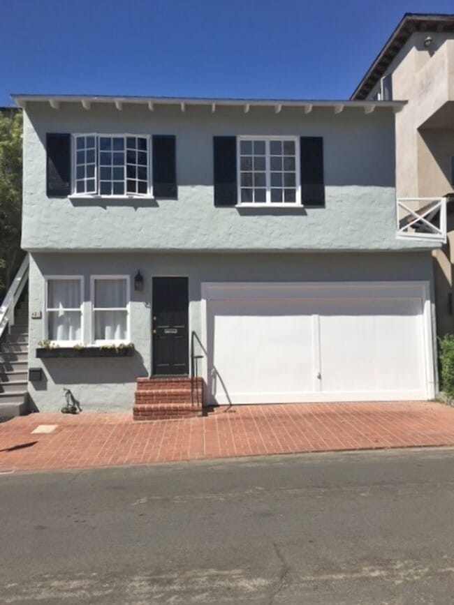 Building Photo - j421 Unit Lower