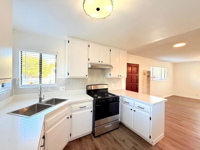 Building Photo - 2506-2508 Norfolk Street Unit 2508