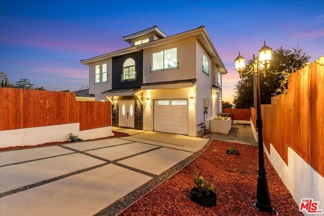 Building Photo - 10347 Hillhaven Ave