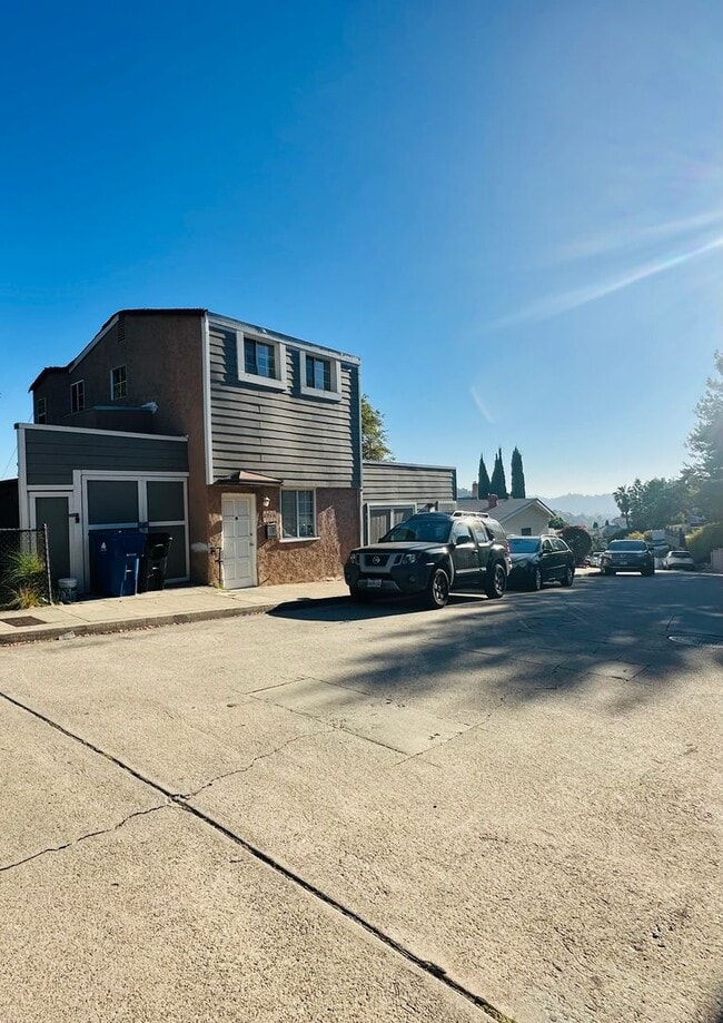 Building Photo - Medlow Apartments Unit 2716