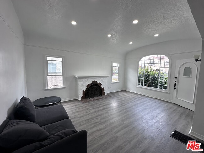 Photo - 1116 W 64th St House